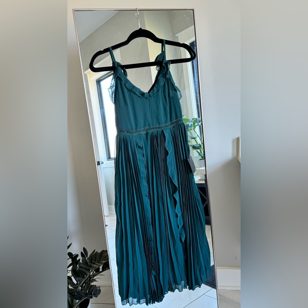 Never a Dull Moment Emerald Green Tie-Strap Pleated Midi Dress XS